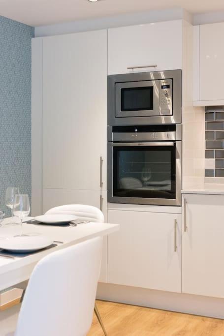 Stunning 2 Bed Apartment, Fabulous Sea View & 2 Minutes To Beach With Parking Bournemouth Eksteriør bilde