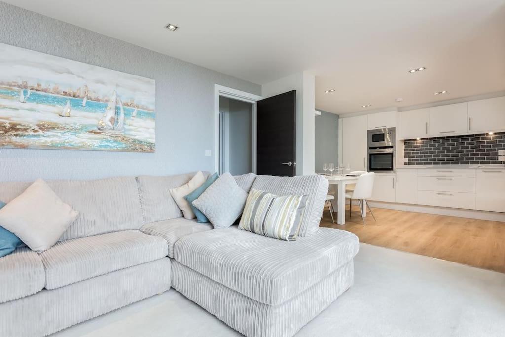 Stunning 2 Bed Apartment, Fabulous Sea View & 2 Minutes To Beach With Parking Bournemouth Eksteriør bilde