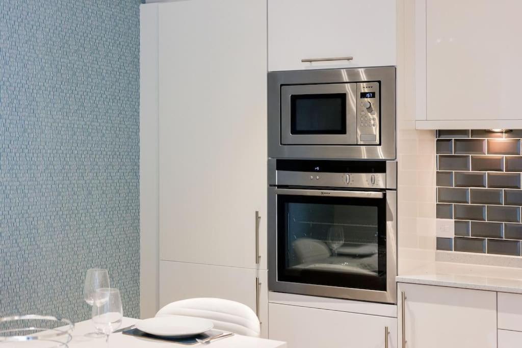 Stunning 2 Bed Apartment, Fabulous Sea View & 2 Minutes To Beach With Parking Bournemouth Eksteriør bilde