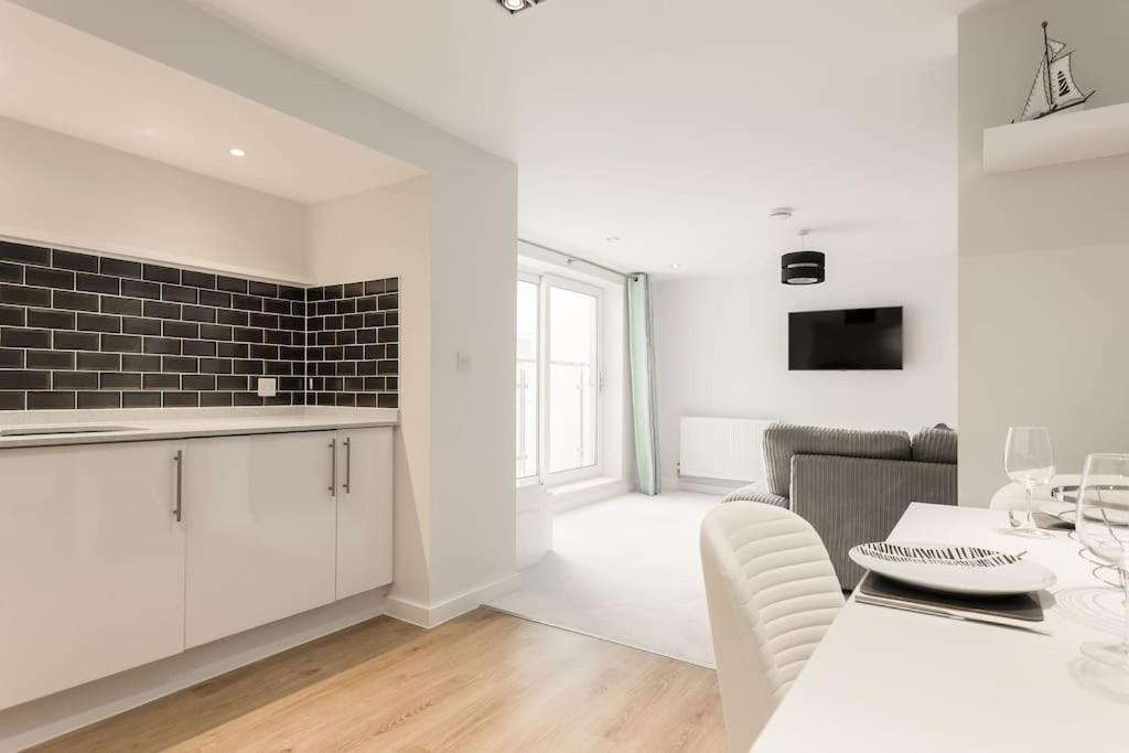 Stunning 2 Bed Apartment, Fabulous Sea View & 2 Minutes To Beach With Parking Bournemouth Eksteriør bilde