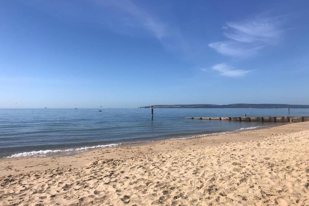 Stunning 2 Bed Apartment, Fabulous Sea View & 2 Minutes To Beach With Parking Bournemouth Eksteriør bilde
