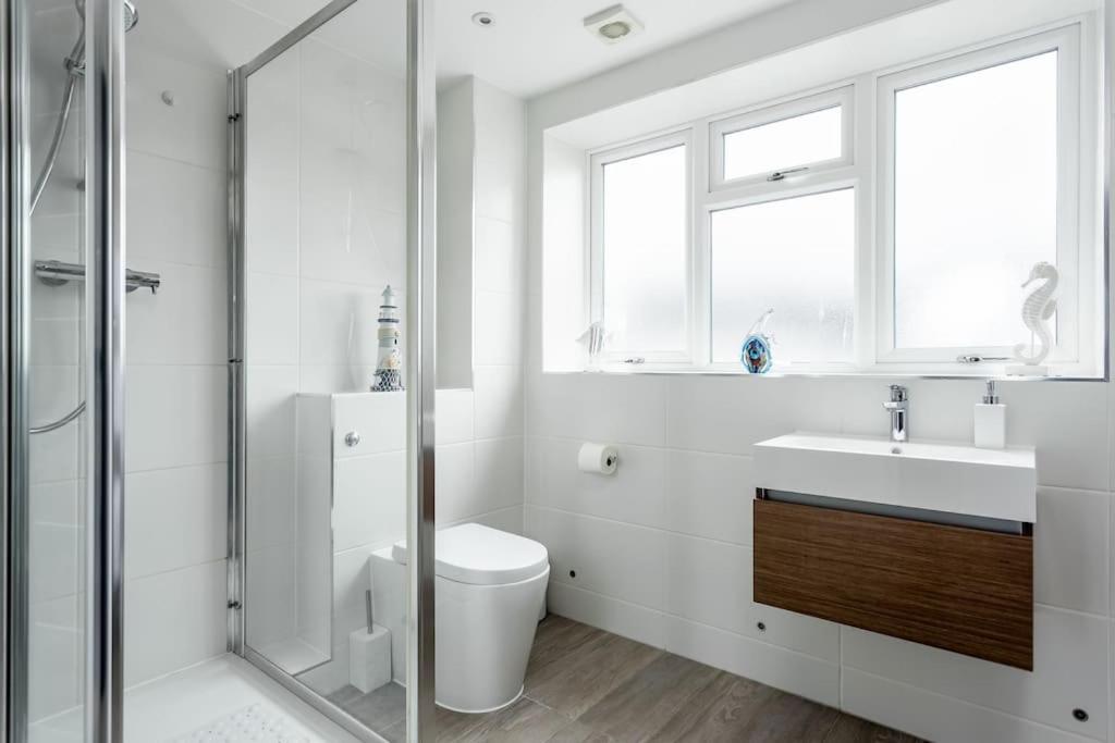 Stunning 2 Bed Apartment, Fabulous Sea View & 2 Minutes To Beach With Parking Bournemouth Eksteriør bilde