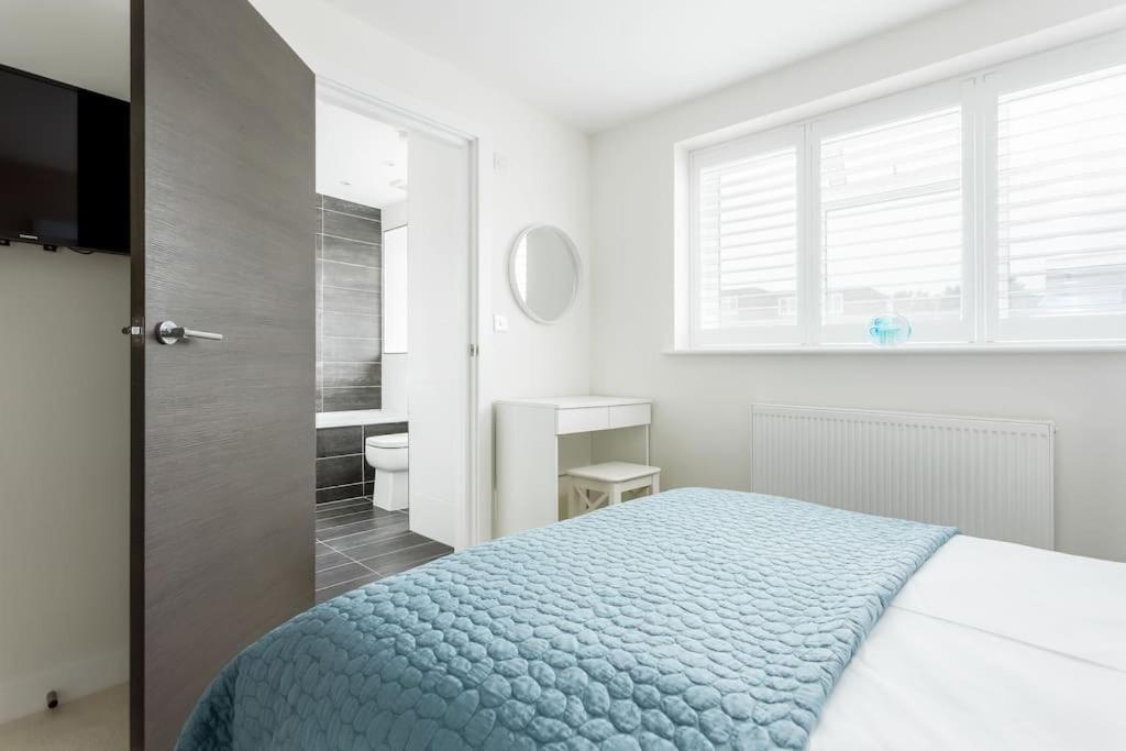 Stunning 2 Bed Apartment, Fabulous Sea View & 2 Minutes To Beach With Parking Bournemouth Eksteriør bilde