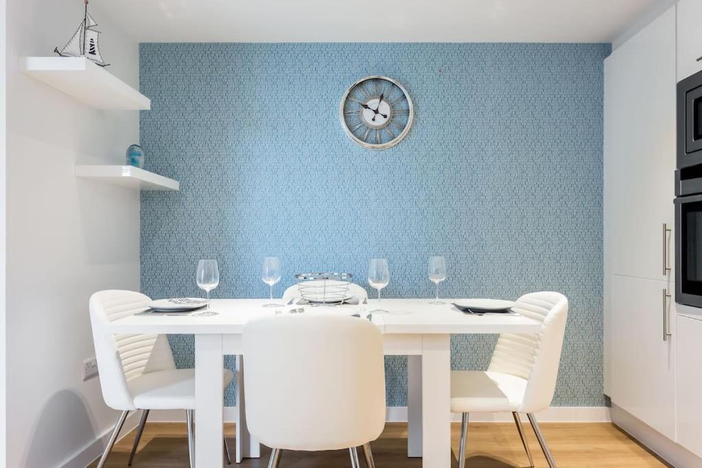 Stunning 2 Bed Apartment, Fabulous Sea View & 2 Minutes To Beach With Parking Bournemouth Eksteriør bilde