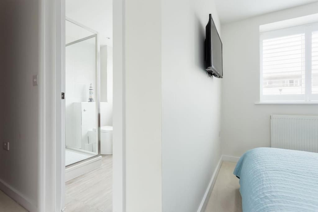 Stunning 2 Bed Apartment, Fabulous Sea View & 2 Minutes To Beach With Parking Bournemouth Eksteriør bilde