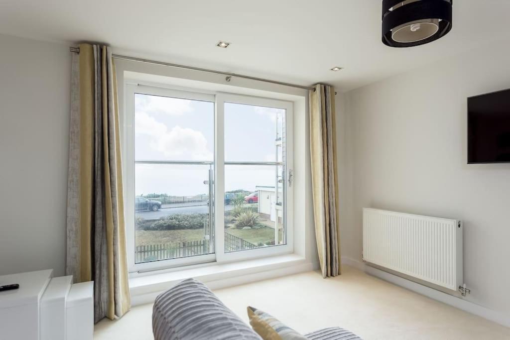 Stunning 2 Bed Apartment, Fabulous Sea View & 2 Minutes To Beach With Parking Bournemouth Eksteriør bilde