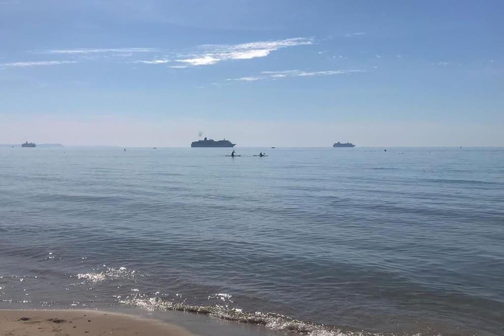 Stunning 2 Bed Apartment, Fabulous Sea View & 2 Minutes To Beach With Parking Bournemouth Eksteriør bilde
