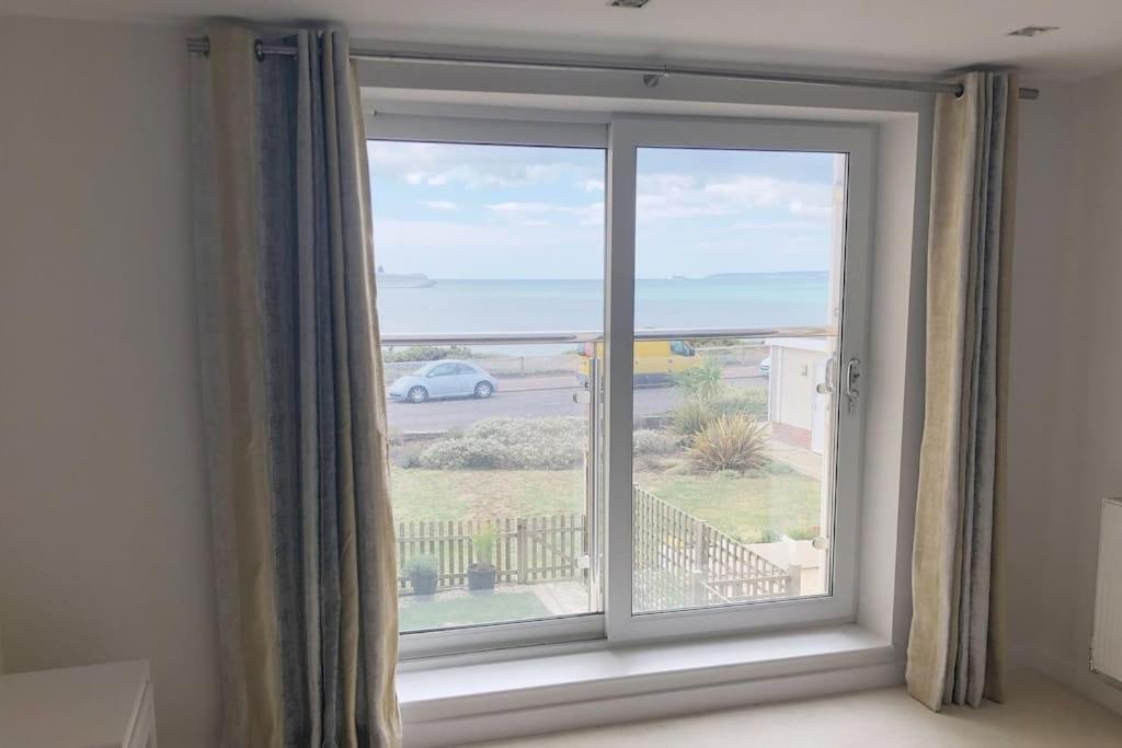 Stunning 2 Bed Apartment, Fabulous Sea View & 2 Minutes To Beach With Parking Bournemouth Eksteriør bilde